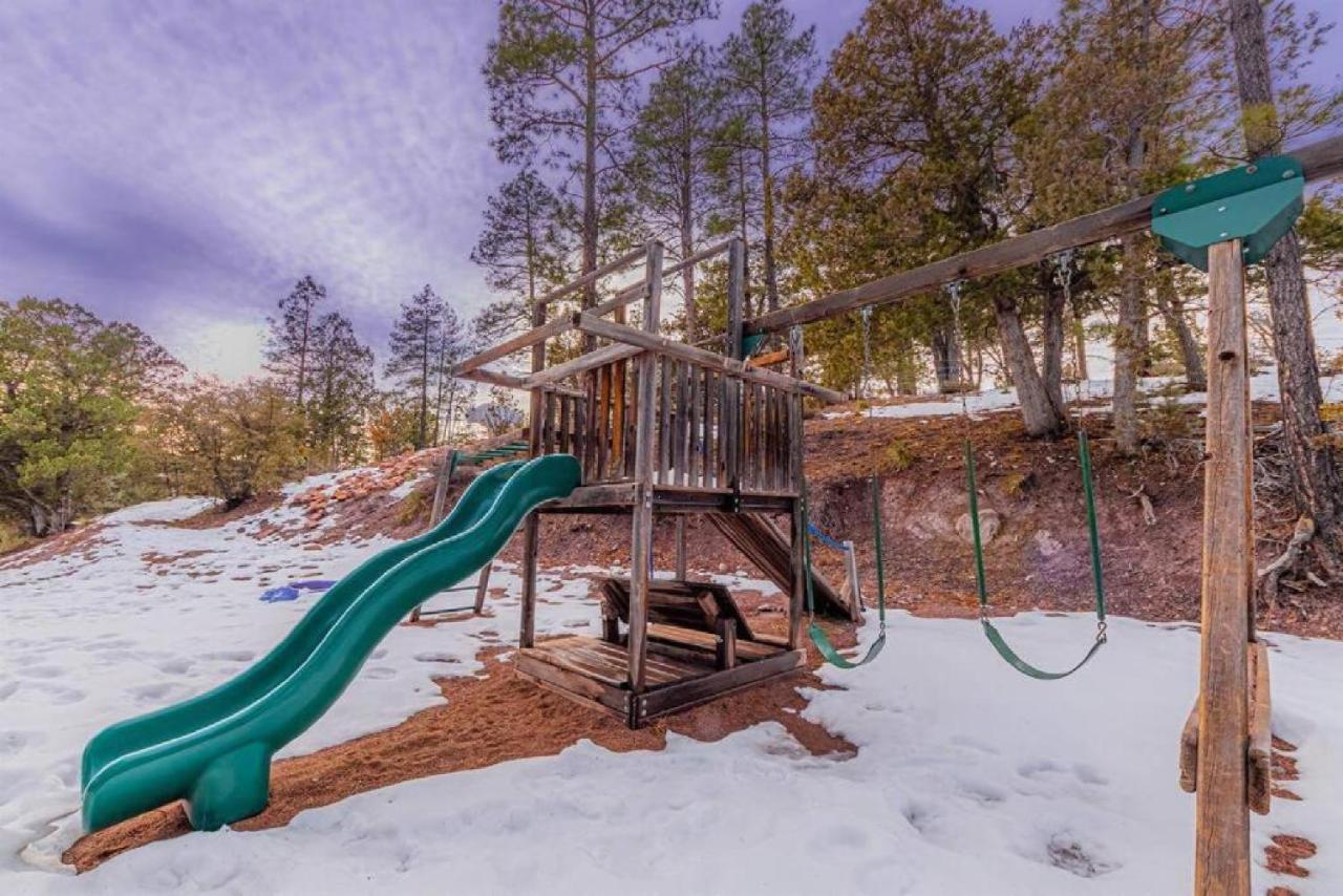 Chalet #3 Rainbow Trout - Pet Friendly- Sleeps 6 - Playground & Game *
